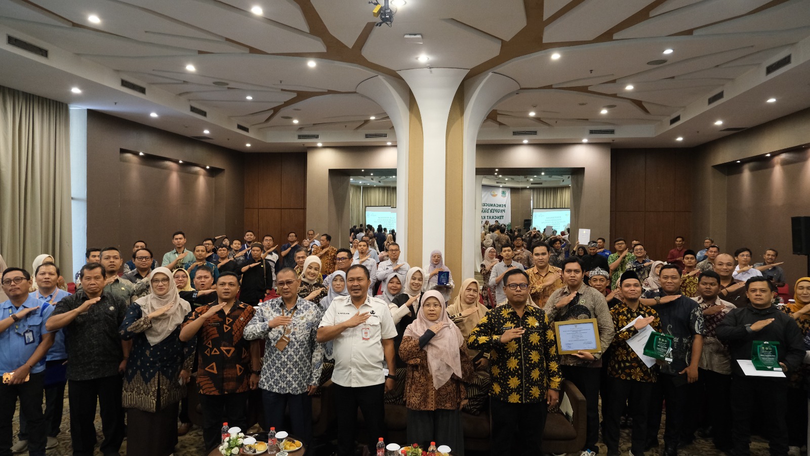 Pemkab Karawang Serahkan Penghargaan Sekolah Adiwiyata 2025