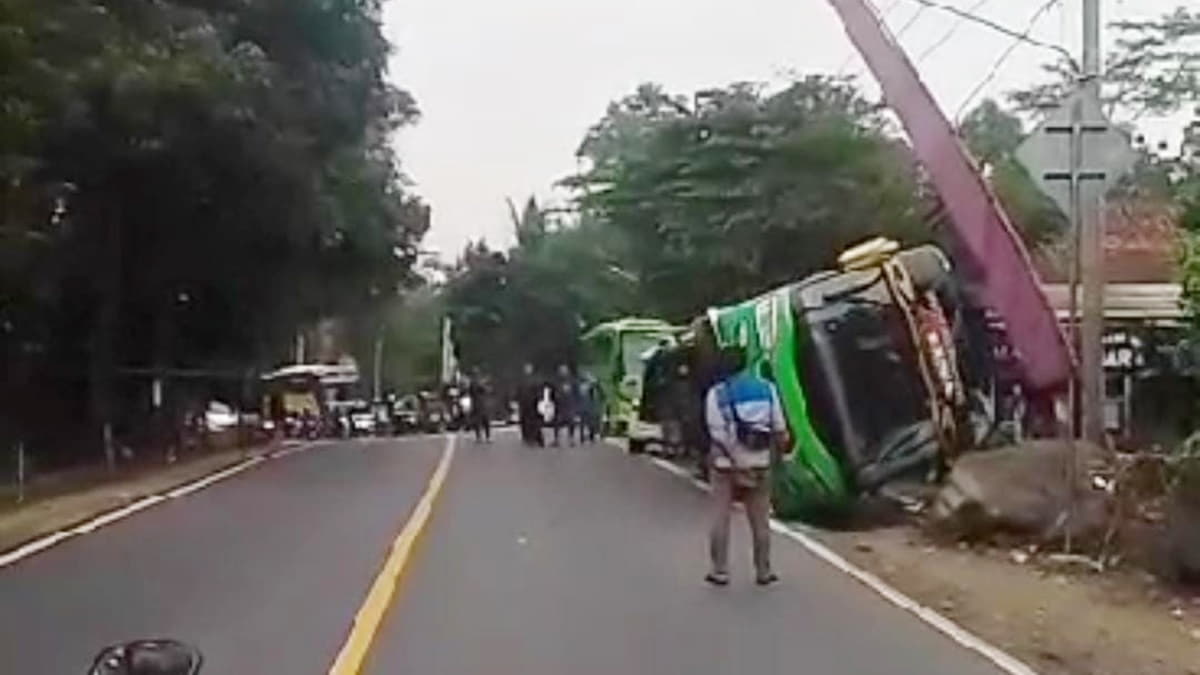 Bus Rombongan Wisata dari Bekasi Terguling di Ciamis, 4 Penumpang Dilarikan ke Rumah Sakit