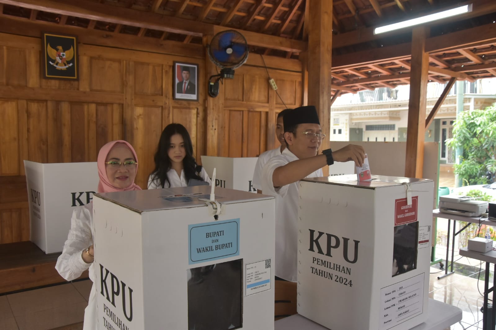 Didampingi Istri dan Anaknya, Dani Ramdan Nyoblos di TPS 23 Perumahan Taman Dago