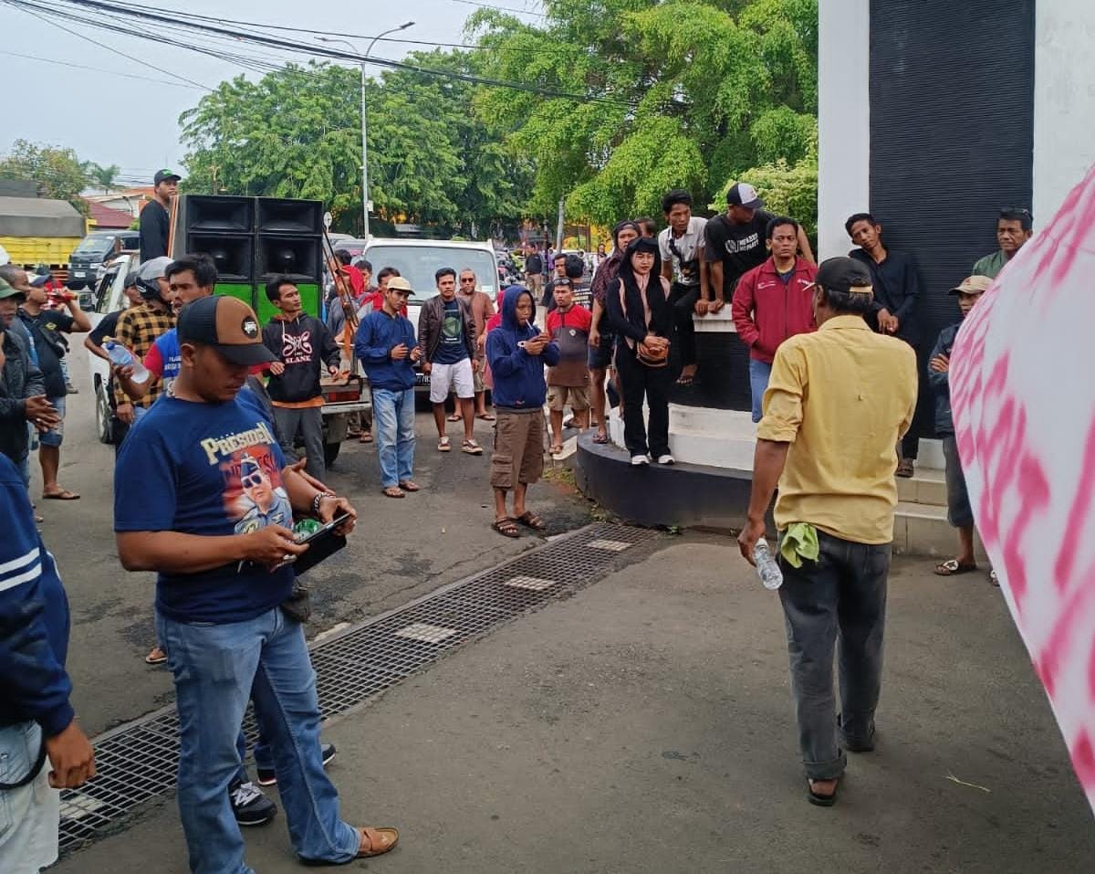 Ratusan Pedagang Pasar Proklamasi Demo, Minta Pemkab Karawang Cabut Sistem BOT