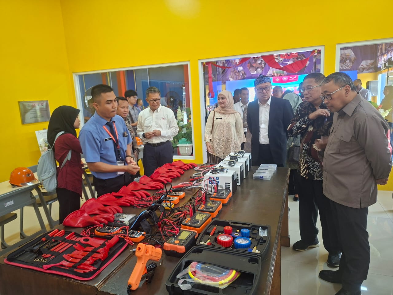 SMK Ananda Mitra Industri Deltamas Resmikan Training Center Mobil Listrik Pertama di Indonesia