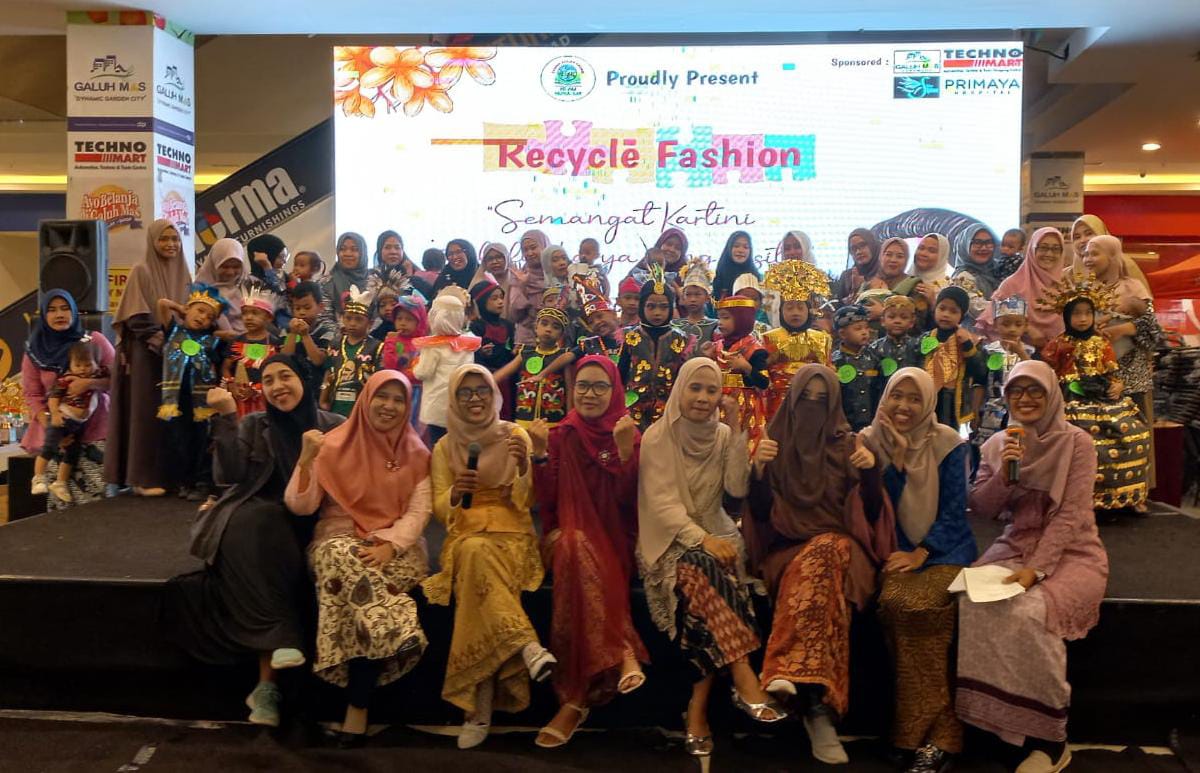Peringati Hari Kartini, TK Islam Nurul Ilmi Gelar Recycle Fashion Show