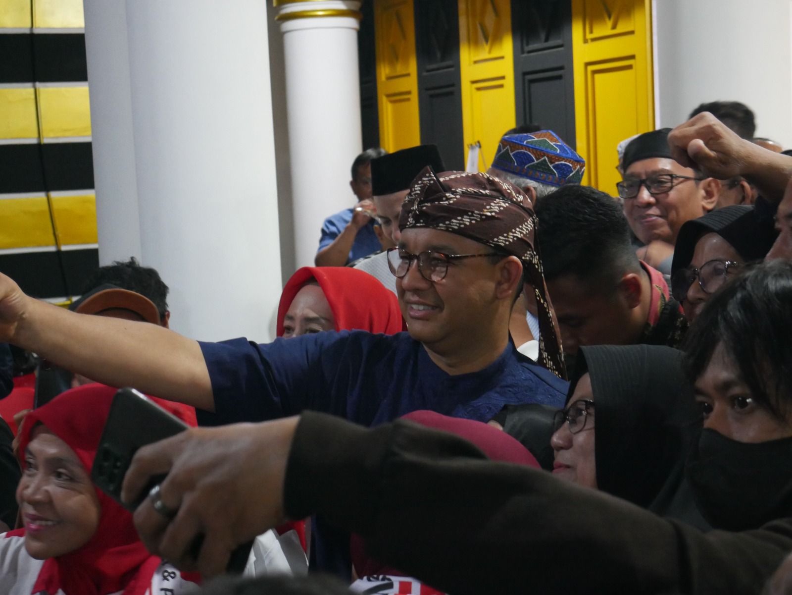 Anies Baswedan Ajak Relawan Solid Saat Hadiri Opening Kafe Sosial Pedjuang di Bandung