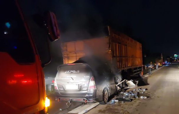 Innova Seruduk Fuso di KM 10 Kalianda Lampung, Dua Orang Meninggal di Tempat