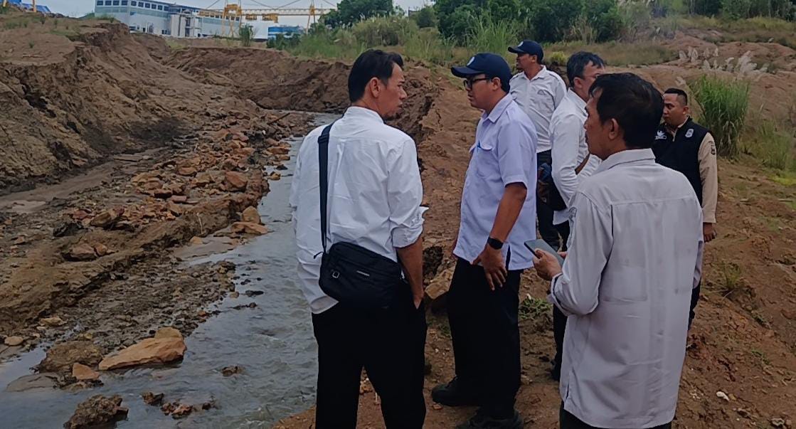 DLH Jabar Didampingi DLH Karawang Dalami Dugaan Pencemaran Sungai Cigembol