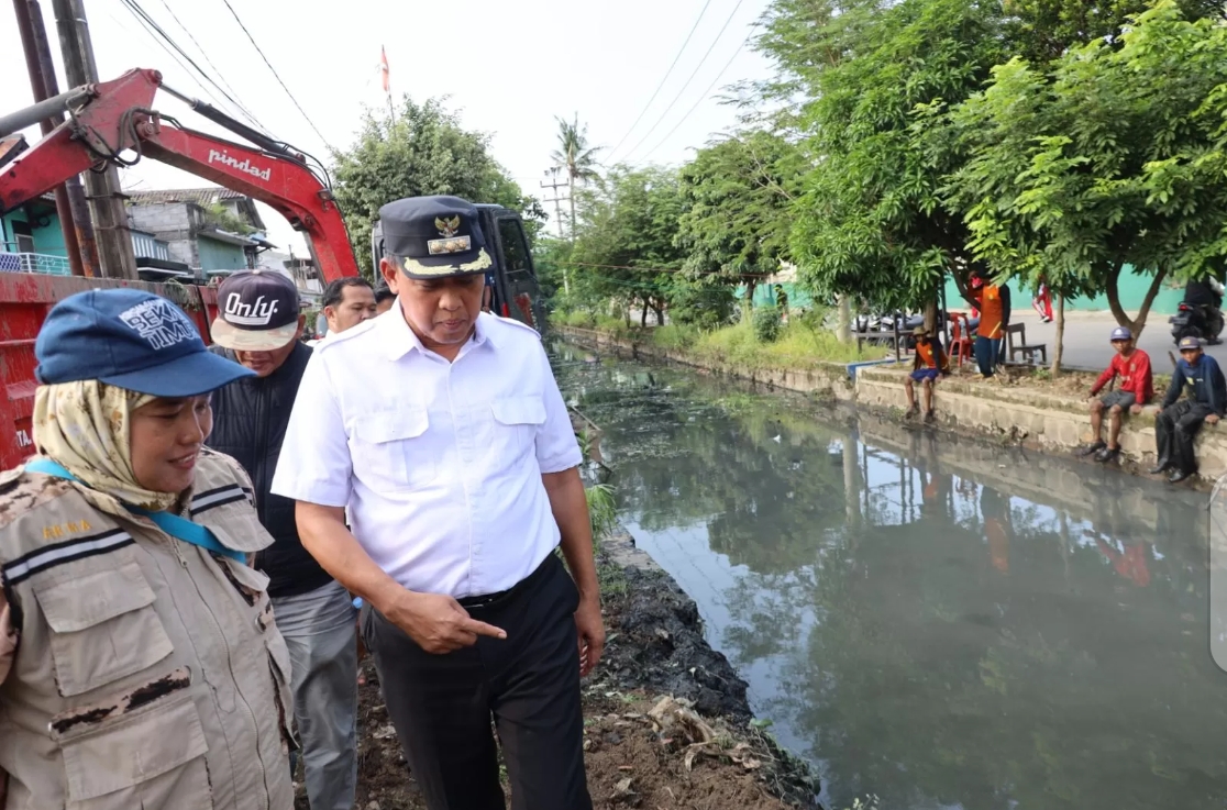 Antisipasi Banjir, Drainase di Permukiman Padat Kota Bekasi Dibersihkan