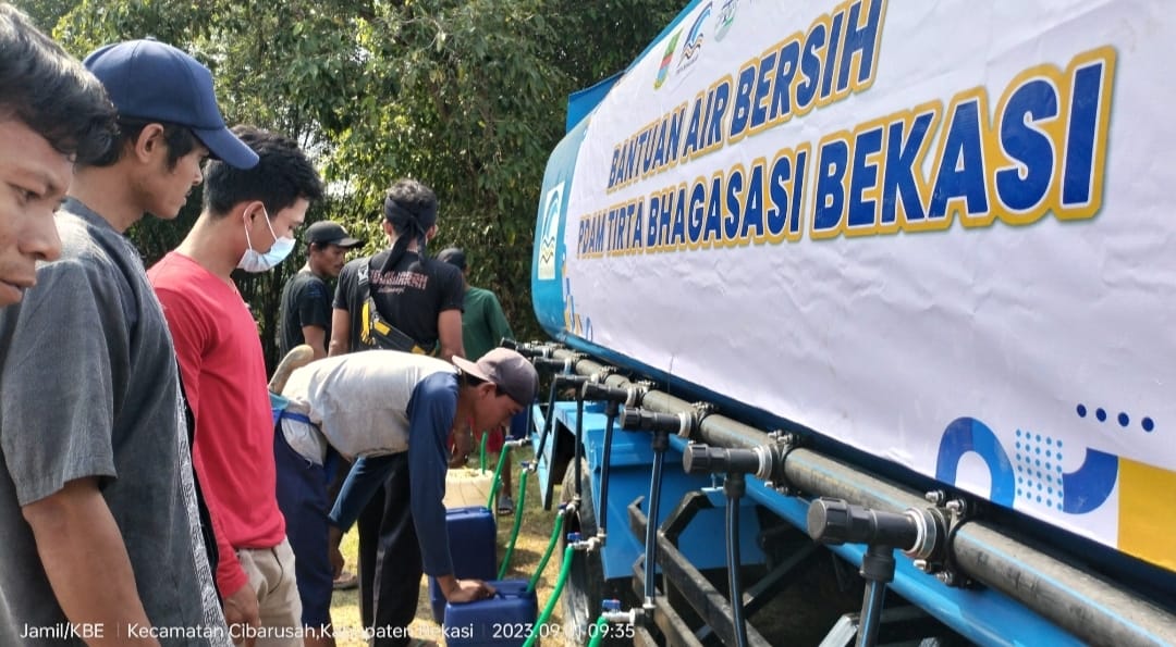 Pemkab Bekasi Distribusikan 130.000 Liter Air Bersih untuk Tangani Kekeringan di Cibarusah