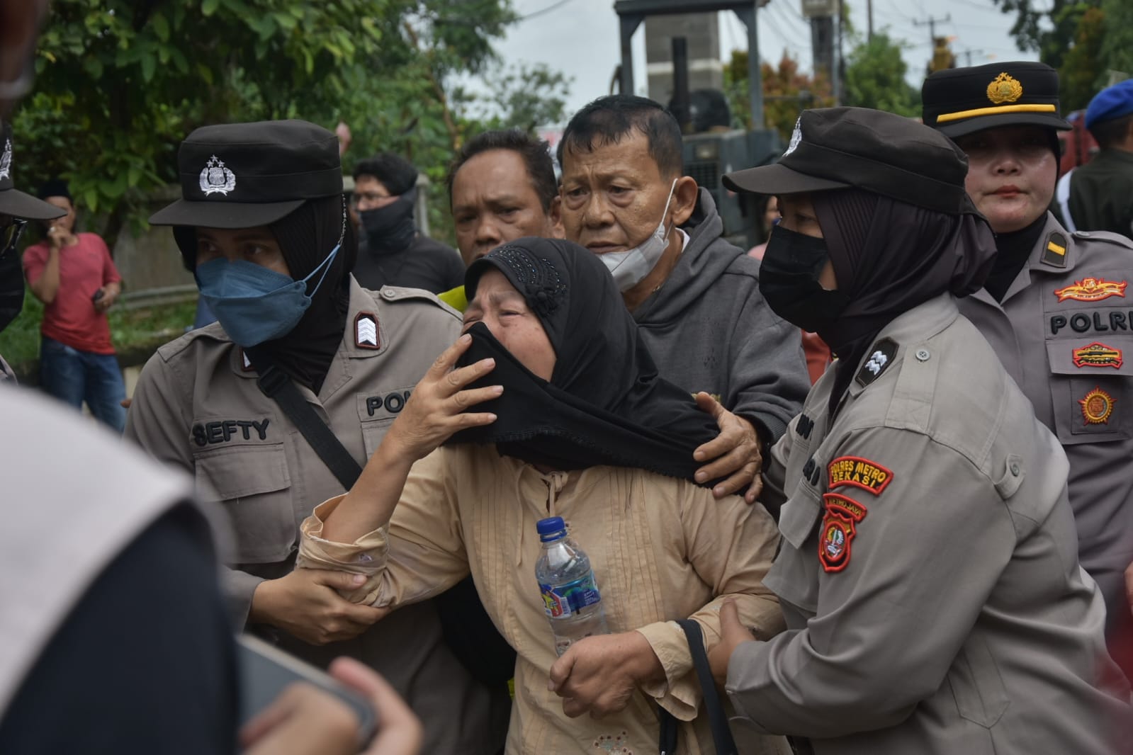 PN Cikarang Laksanakan Eksekusi Pengosongan Lahan Warga : Tanah Sah, Pajak Dibayar, Tapi Tetap Dieksekusi 