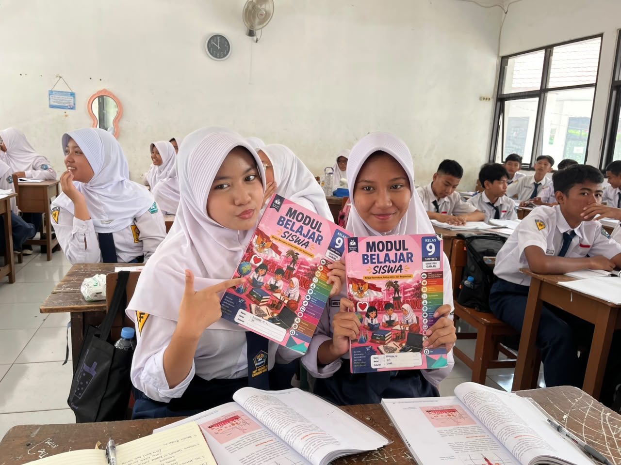 Gebrakan Modul Gratis Bupati Karawang Bikin Siswa Hepi : Gak Perlu Beli LKS Lagi, Belajar Lebih Mudah