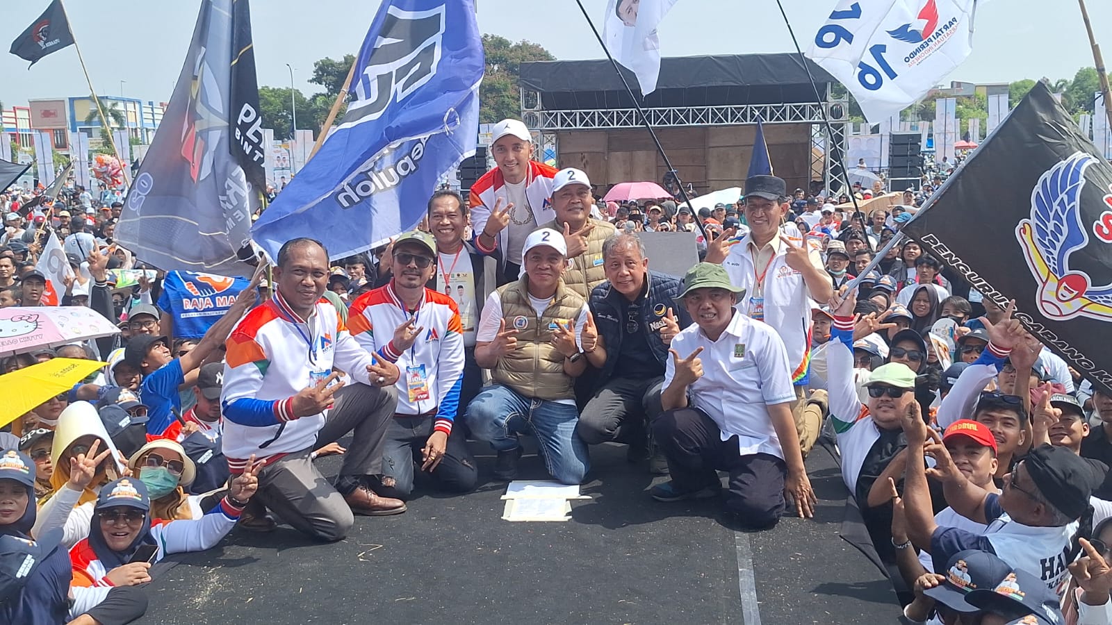 Puluhan Ribu Massa Kampanye Akbar Aep-Maslani Tumplek di Galuh Mas Karawang