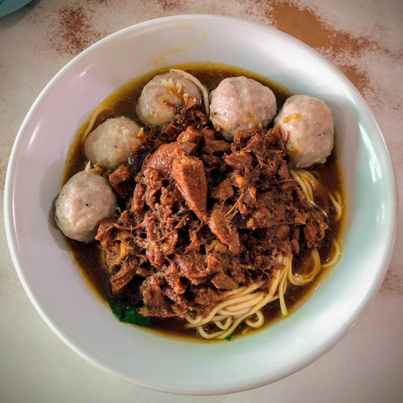 Jadi Kuliner Legendaris Karawang, Kenalan Yuk Sama Baso Atmo di Samping Rel Kereta