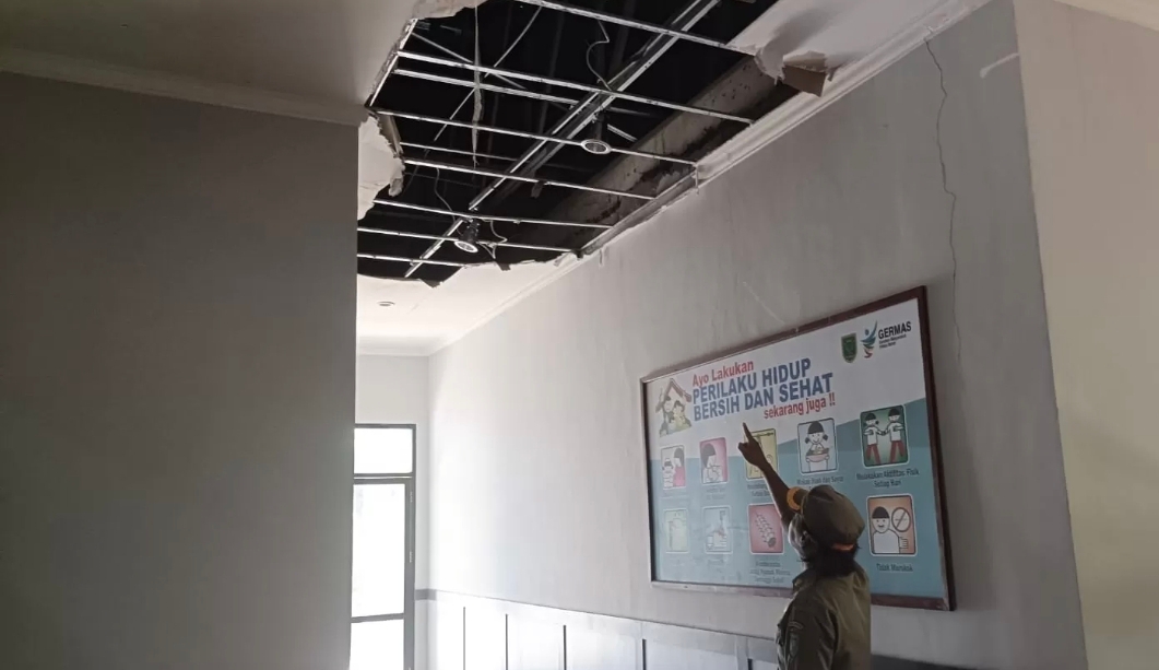 Perbaikan Atap Kantor Kelurahan Wanasari Dimulai