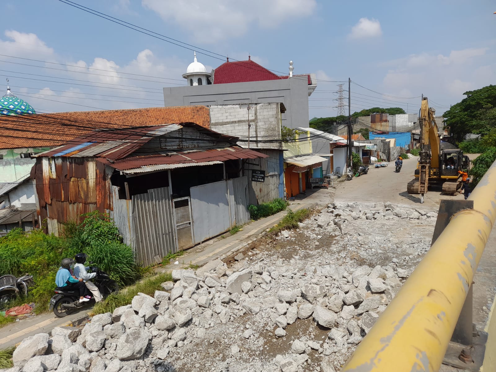 SDABMBK Kabupaten Bekasi Melanjutkan Perbaikan di Ruas Jalan Inspeksi Kalimalang