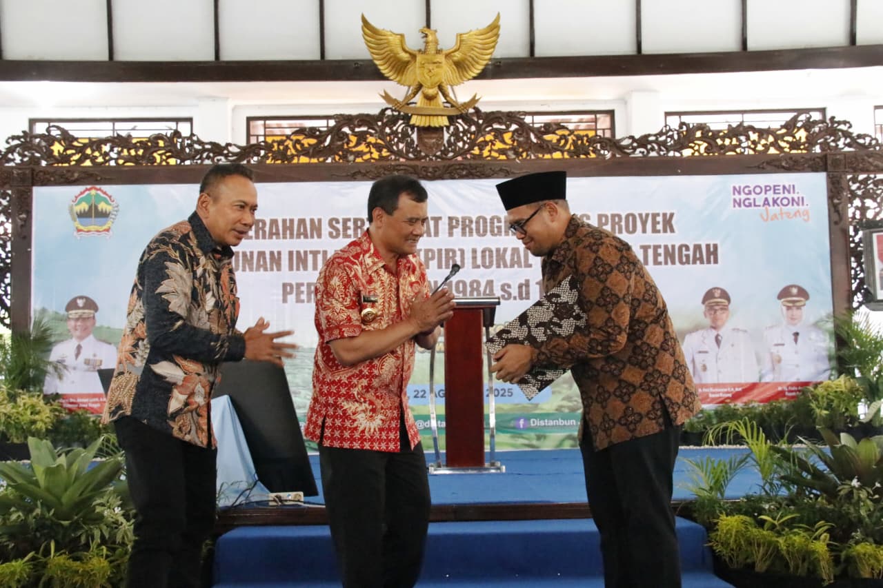 Hutang Petani  Eks Proyek PIR Dihapus, Gubernur Ahmad Luthfi Bagikan 1.065 Sertifikat Tanah