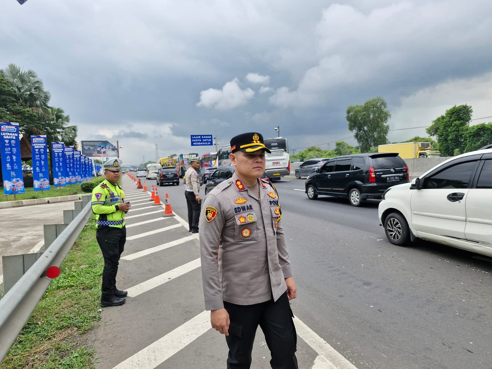 Pastikan Kelancaran dan Keamanan Selama Libur Nataru, Kapolres Karawang Pimpin Pengamanan di Rest Area 57