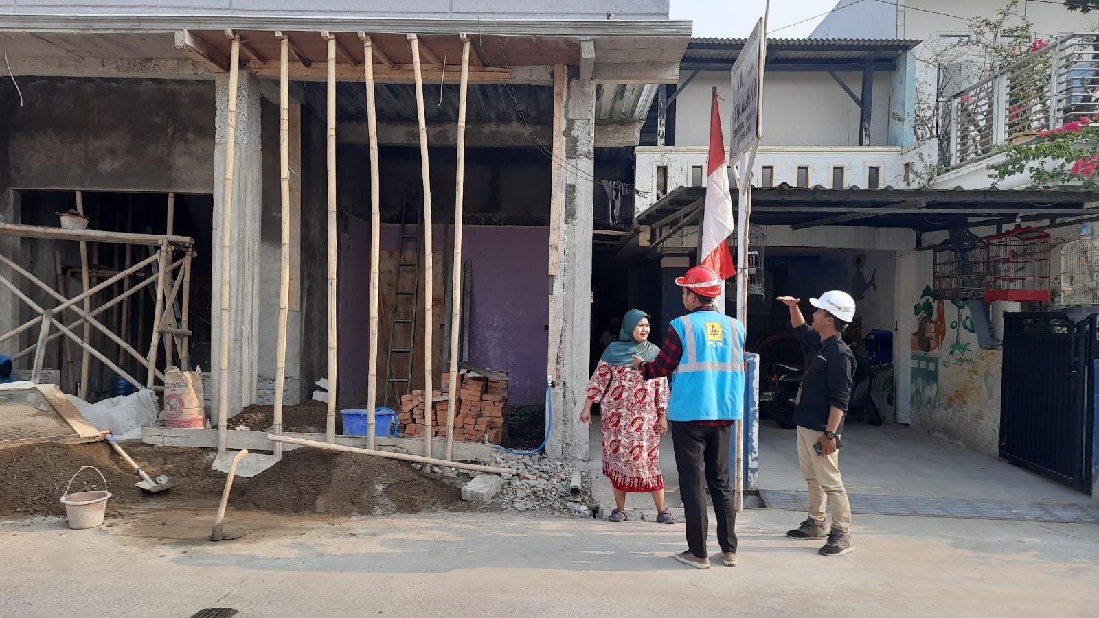 PLN ULP Cikampek Sosialisasi Keselamatan Kelistrikan Door to Door di Mekarsari