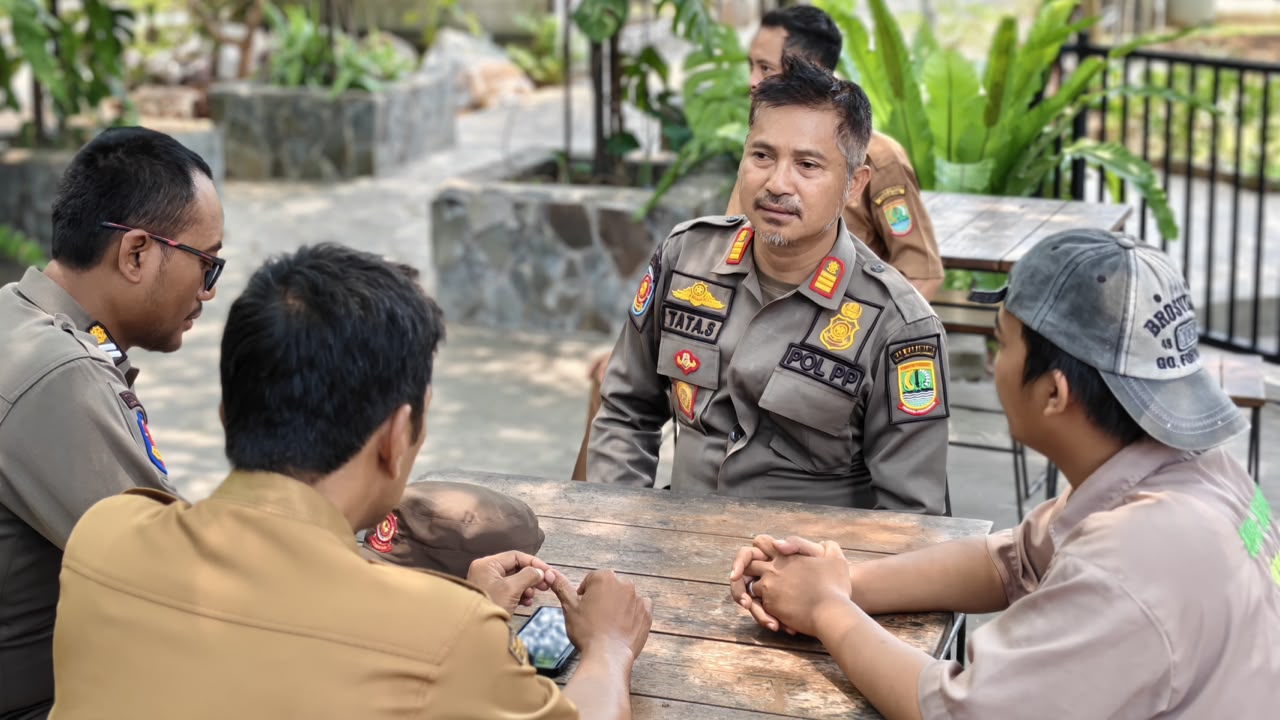 Satpol PP Karawang Patroli Trantibum ke Kafe di Klari, Pengelola Diingatkan Jaga Ketertiban
