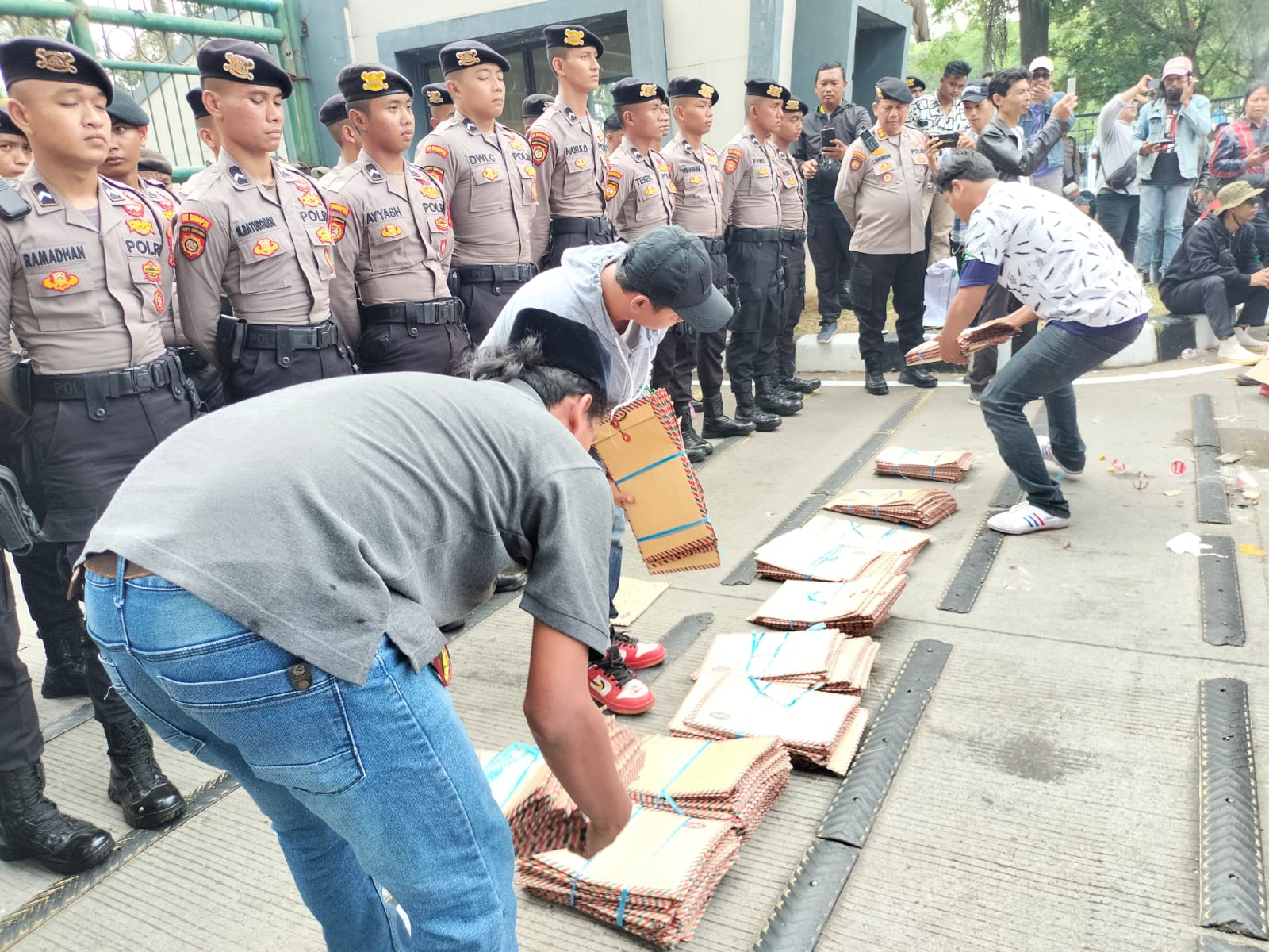 Para Pencari Kerja Kabupaten Bekasi Unjuk Rasa Tuntut Kesempatan Kerja 