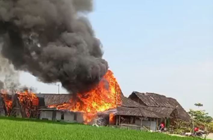 Si Jago Merah Mengamuk, Saung Kabogoh Dekat Pemda 2 Karawang Terbakar Hebat