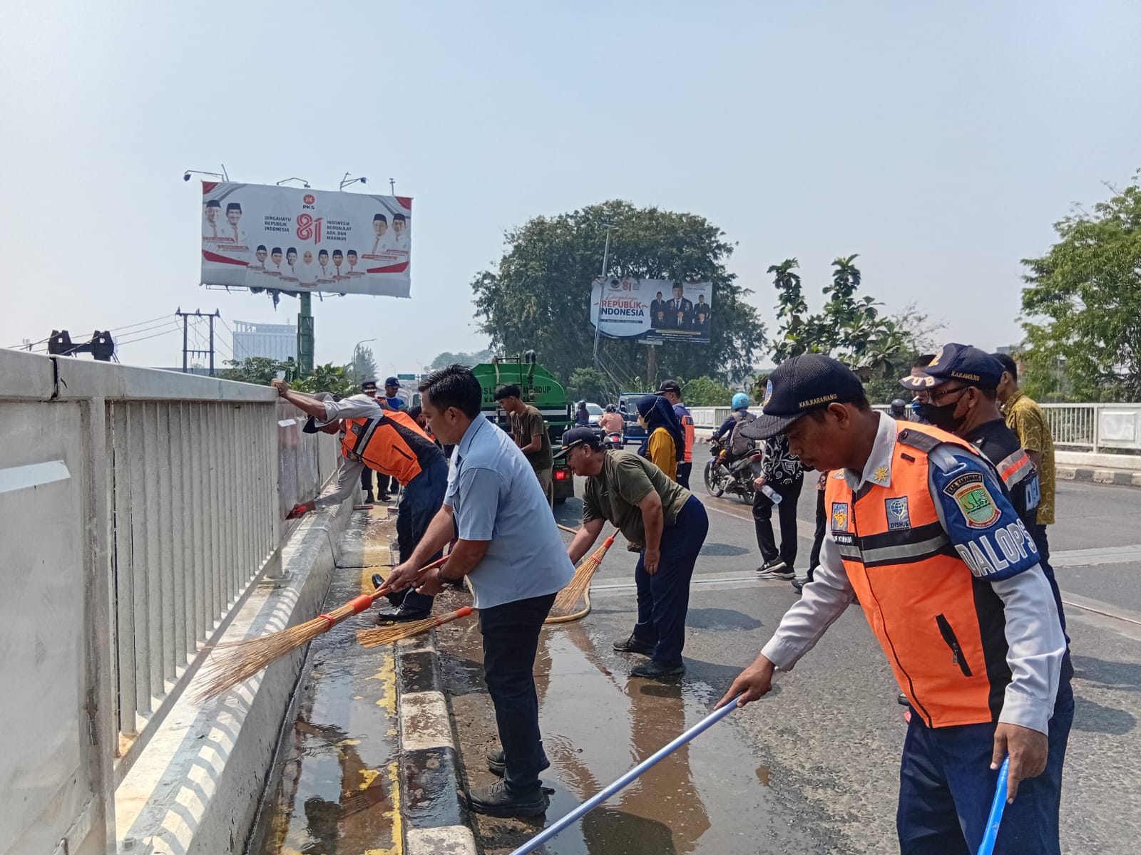 Dishub Karawang Gebrak Lalin Asri, Jembatan Pabrik Es Dibersihkan dari Debu dan Coretan