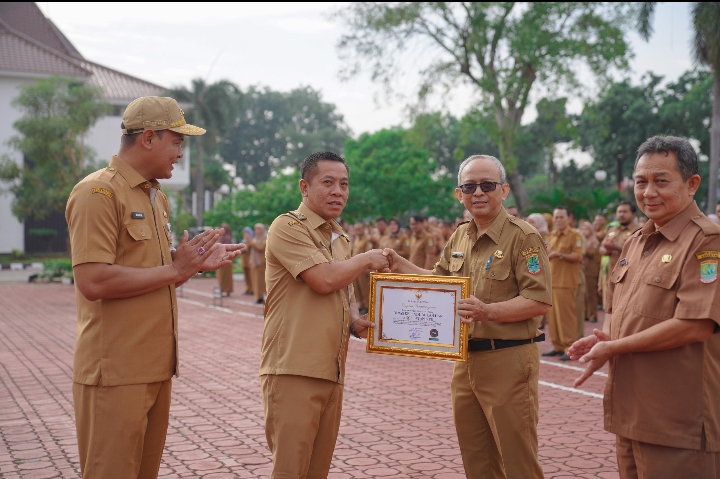 Disdukcapil Karawang Raih Penghargaan Terbaik I dalam Penilaian Kepatuhan Pelayanan Publik