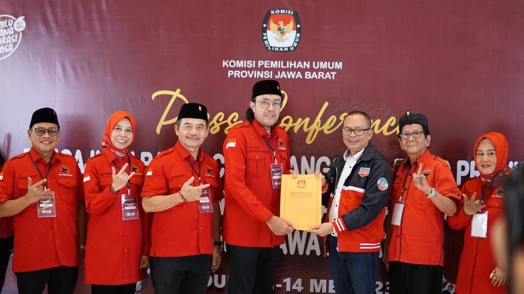 Berjalan Kaki Sejauh 1 KM, 120 Bacaleg PDI Perjuangan Daftar Ke KPU Jawa Barat Untuk Kontestasi Politik 2024