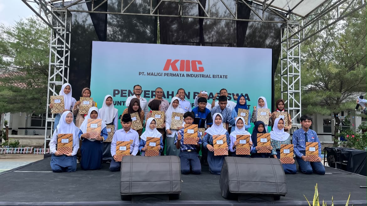 KIIC Salurkan Beasiswa dan Bantuan Mabel untuk Ratusan Siswa di Karawang