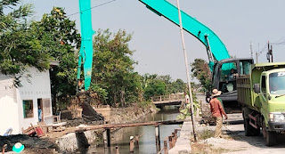 Bupati Aep Syaepulloh Turunkan Excavator, Bantu Warga Pakisjaya Normalisasi Saluran Irigasi 