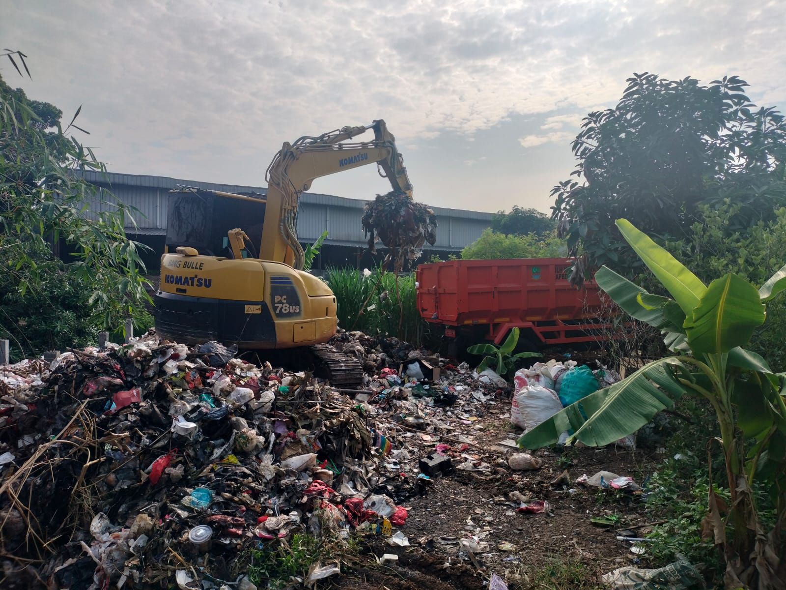 Viral di Medsos, Sampah Liar di Al Lhutfah Cikarang Selatan Akhirnya Diangkut 