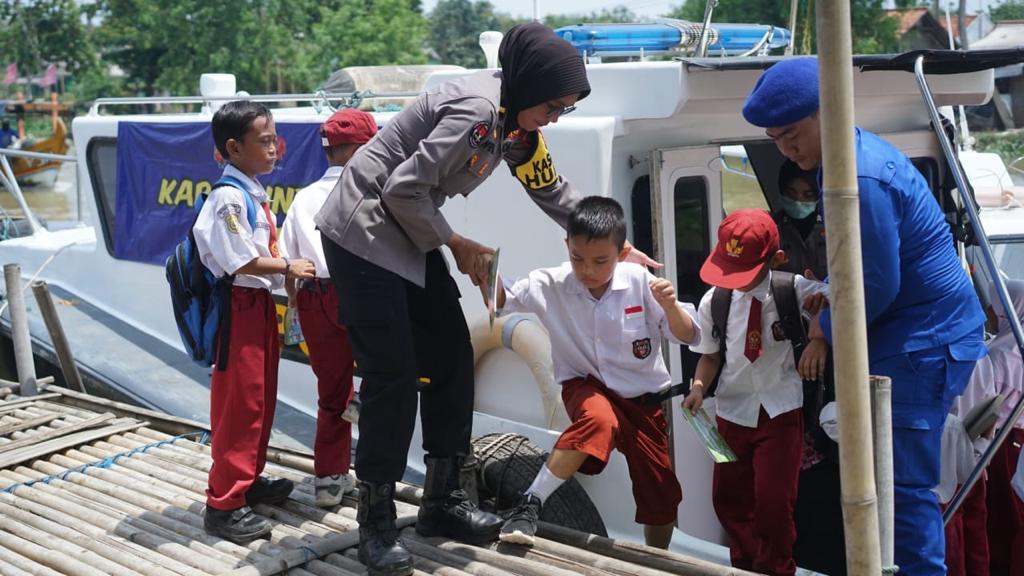 Ratusan Siswa SDN Pusakajaya Utara 3 Antusias dengan Perpustakaan Apung yang Dilaunching Kapolres Karawang