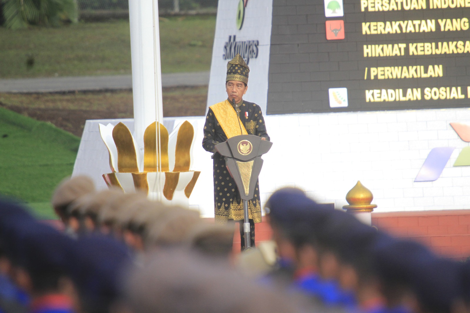 Pimpin Upacara Hari Lahir Pancasila di Lapangan Garuda Pertamina Hulu Rokan, Jokowi Kenakan Pakaian Adat