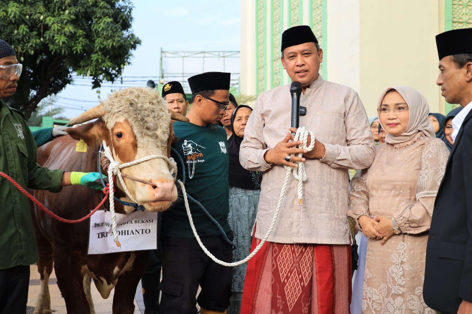 Salat Id di Masjid Al Barkah Bekasi,  Tri Adhianto Kurban Sapi Limosin 750 Kilogram