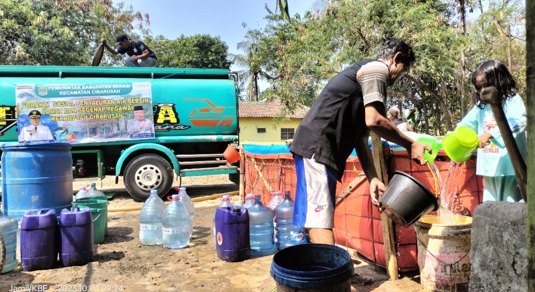 Kekeringan di Cibarusah Meluas, Camat Distribusikan Air Bersih ke 7 Desa 