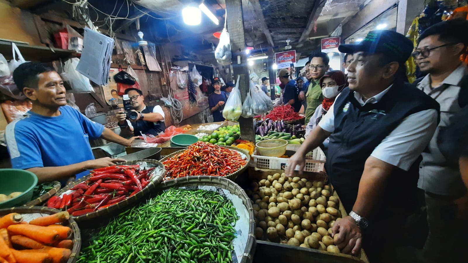 Datangi Pasar Tambun, Bapanas bersama Satgas Pangan Polri Cek Harga Bapok Hingga Uji Kandungan Pestisida