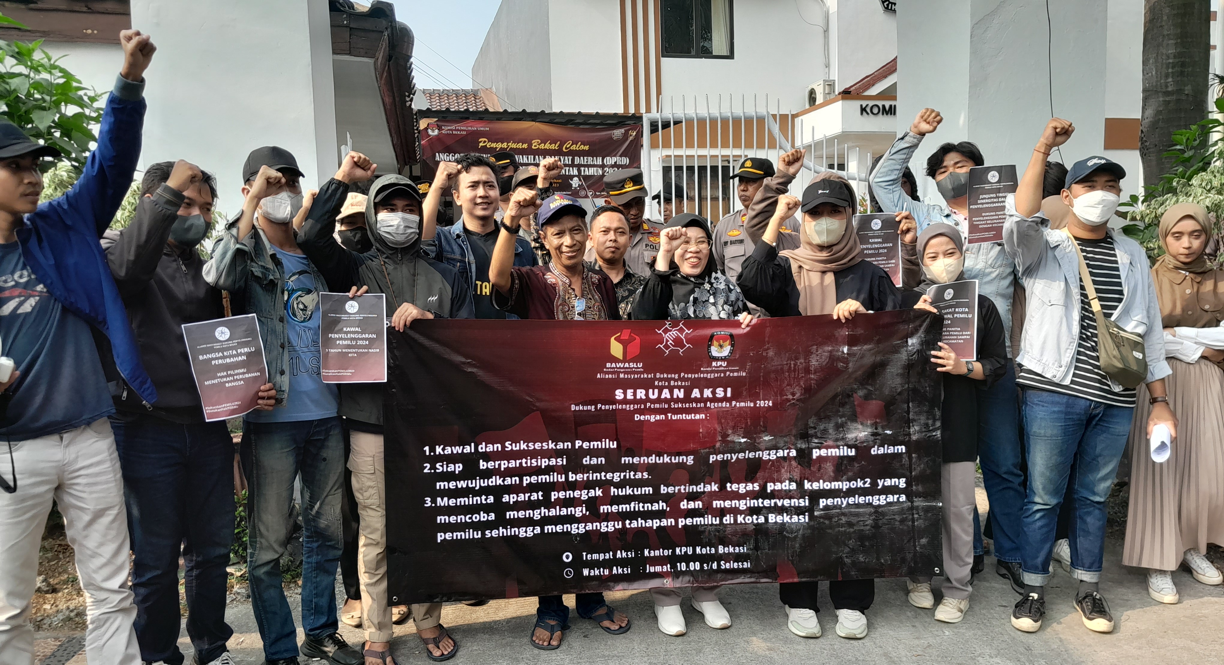 Demo Tandingan, Puluhan Pemuda Aksi Dukung KPU Kota Bekasi Sukseskan Pemilu 2024