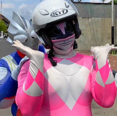 Sempat Viral, Ternyata Begini Video Utuh Power Ranger Pink dan Ultraman yang Terciduk Polisi