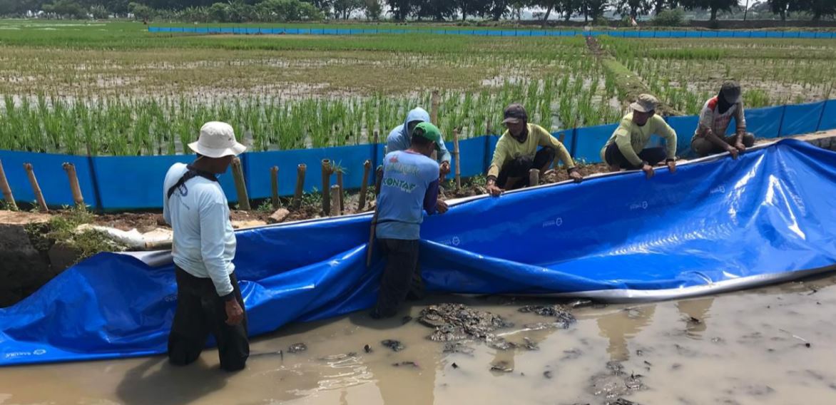 Alami Kerusakan Parah Sejak 3 Bulan Lalu, Petani Desa Lemahduhur Perbaiki Saluran Air Rembes Secara Swadaya