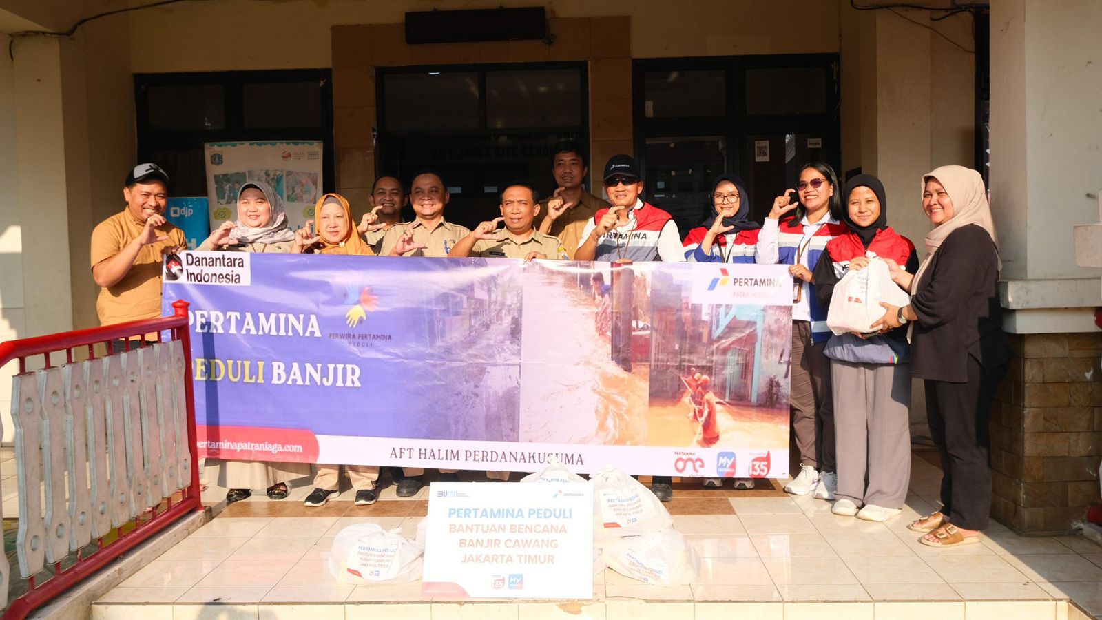 Pertamina Patra Niaga Regional JBB Salurkan Bantuan Korban Banjir di Kelurahan Cawang