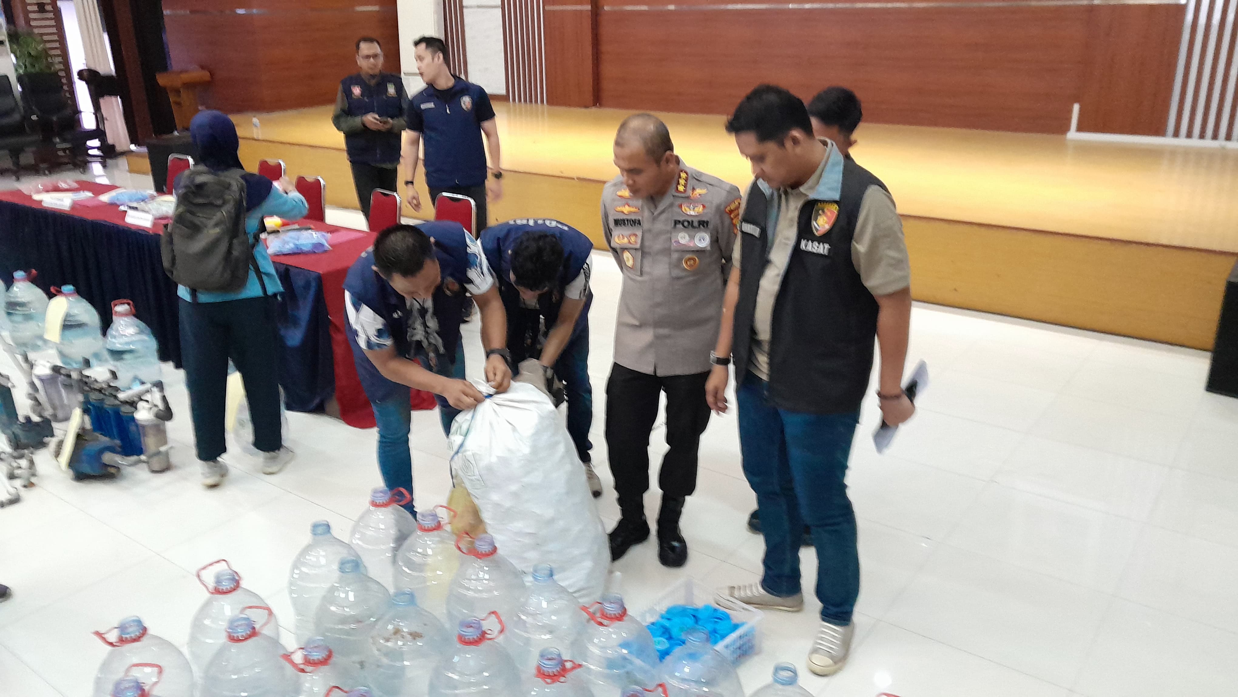 Polisi Bongkar Depot Air di Bekasi Produksi Le Minerale Palsu dari Air Sumur Bor, Ini Modusnya