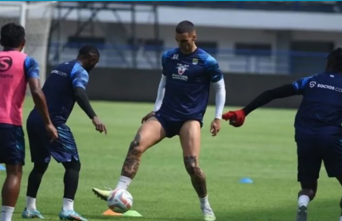 Perkuat Lini Belakang-Tengah, Persib Bandung Datangkan Kevin Ray Mendoza dan Stefano Baltrame