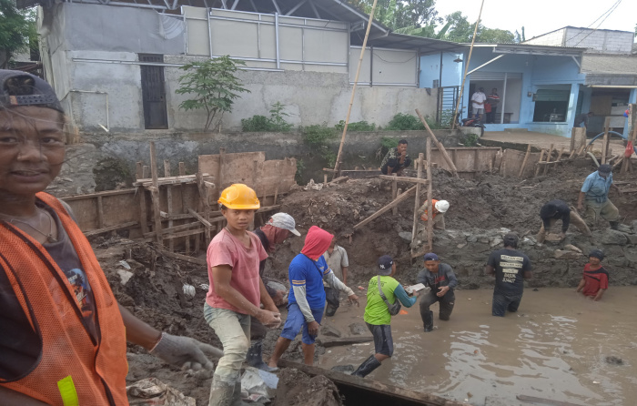 Kejar Waktu Pembangunan Polder Air Pondok Melati Dikerjakan hingga Malam, Tanpa Safety Line