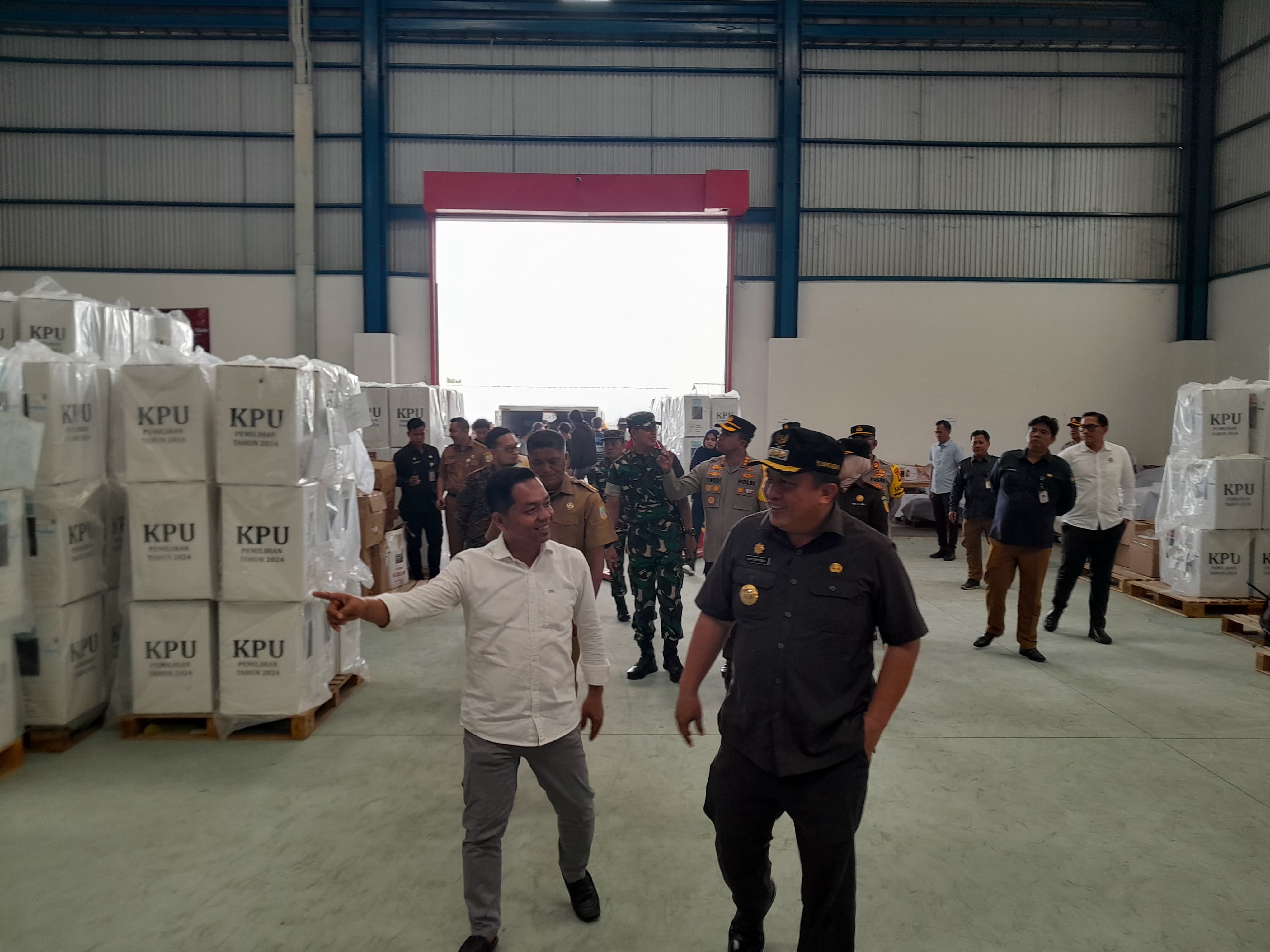 Pj Bupati Bekasi Cek Logistik KPU yang Akan di Distribusikan. Berikut 15 item yang Disiapkan