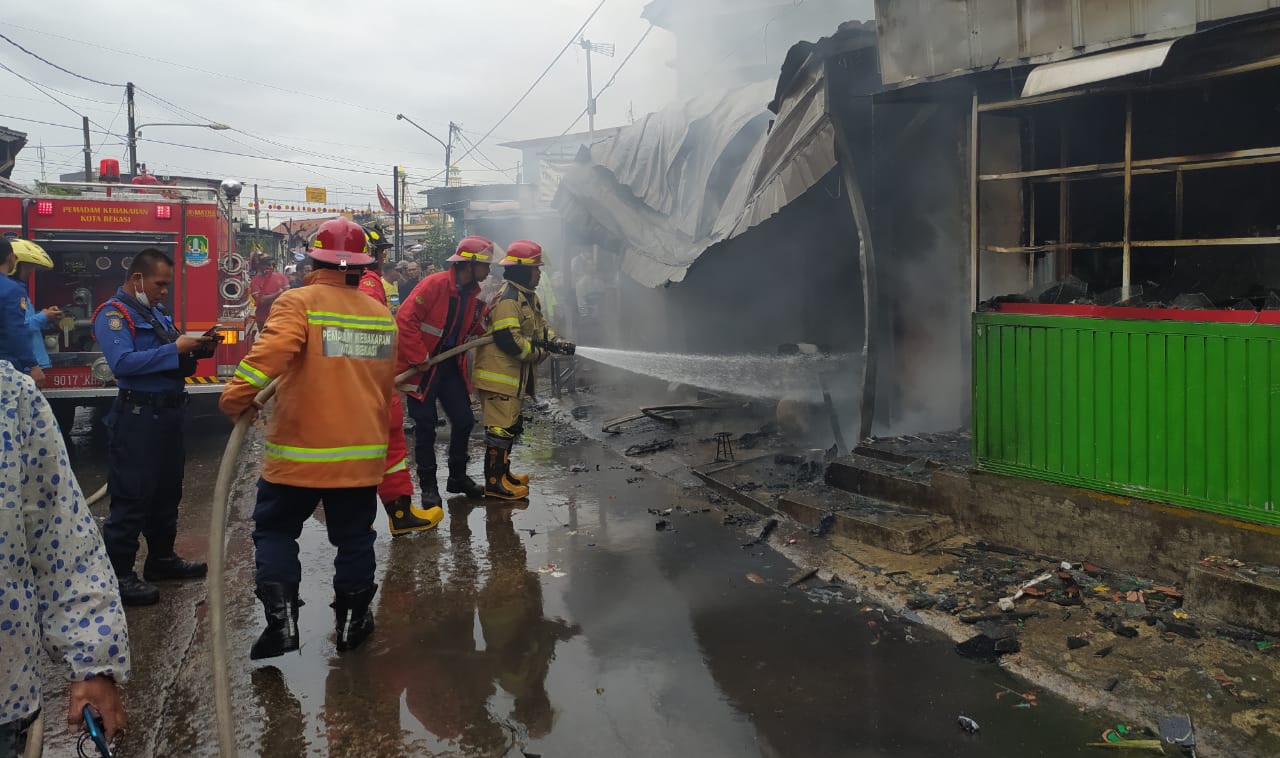 Diduga Akibat Percikan Api Saat Tambal Ban, Bengkel dan Rumah Makan di Bekasi Timur Terbakar