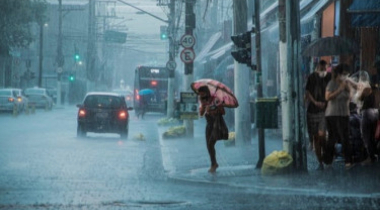 Cuaca Siang hingga Malam Hari Ini: Hujan Petir Menyebar di Kota Bekasi