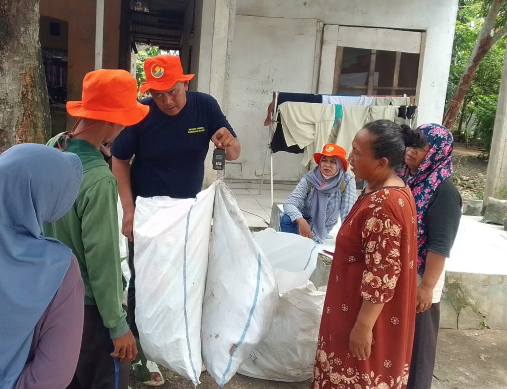 Cerita dari Karawang: Menumbuhkan Pengelolaan Sampah dari Akar