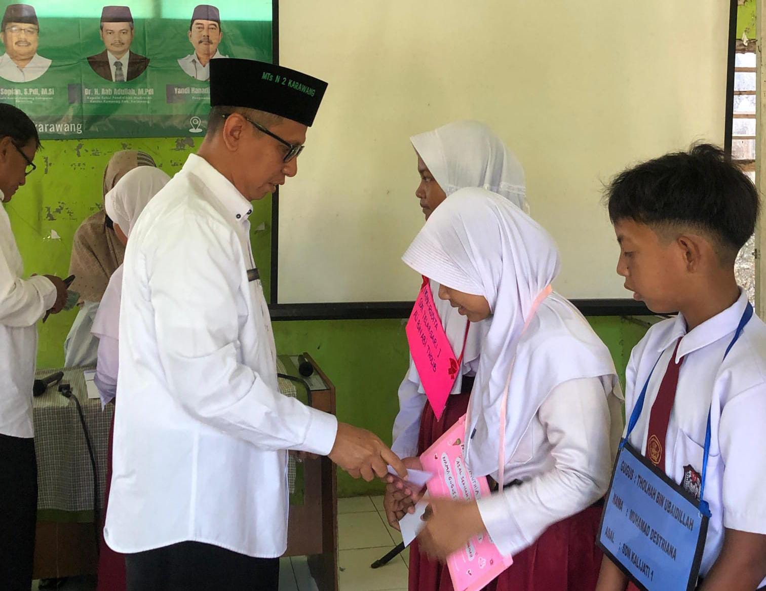 Dukung Program Kemenag RI, MTsN 2 Karawang Santuni Siswa Yatim