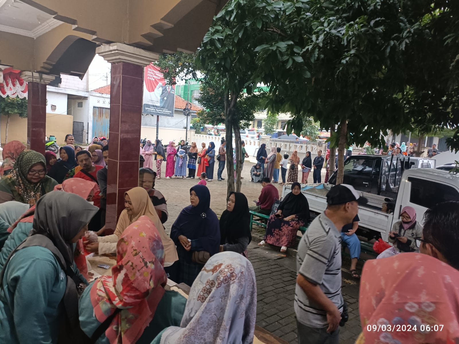 Pemdes Sukadami Buka Bazar Daging Murah, Ratusan Warga Rela Ngantre dari Pagi