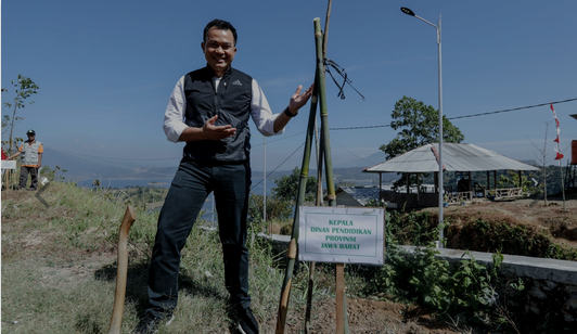 Dukung Penghijauan, Kadisdik Jabar Menanam Pohon Damar di Sumedang