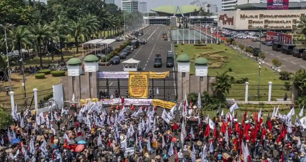 Mega Demo Buruh Hari Ini: Ribuan Pekerja Kepung DPR hingga Daerah Industri