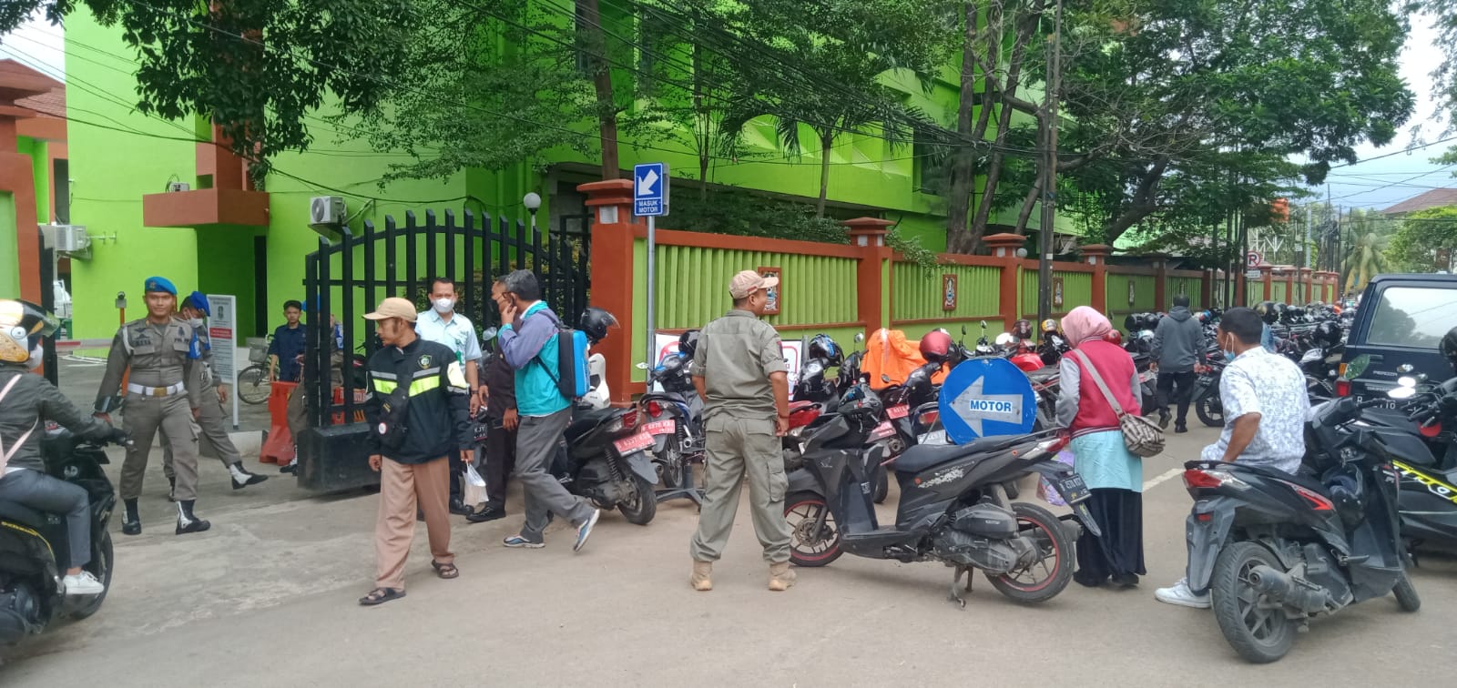 Hari Pertama Pemberlakuan Barier Parking, Parkir Liar Membludak di Luar Plaza Pemkot Bekasi 